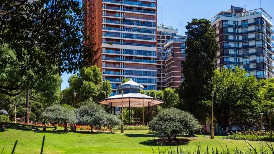 Calle arbolada en Belgrano R, Buenos Aires — miniflete en Belgrano